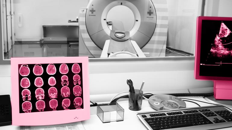 Das Bild zeigt einen Radiologie-Raum, konkret ein Röntgengerät und die Anzeige der Röntegenbilder auf dem PC. 